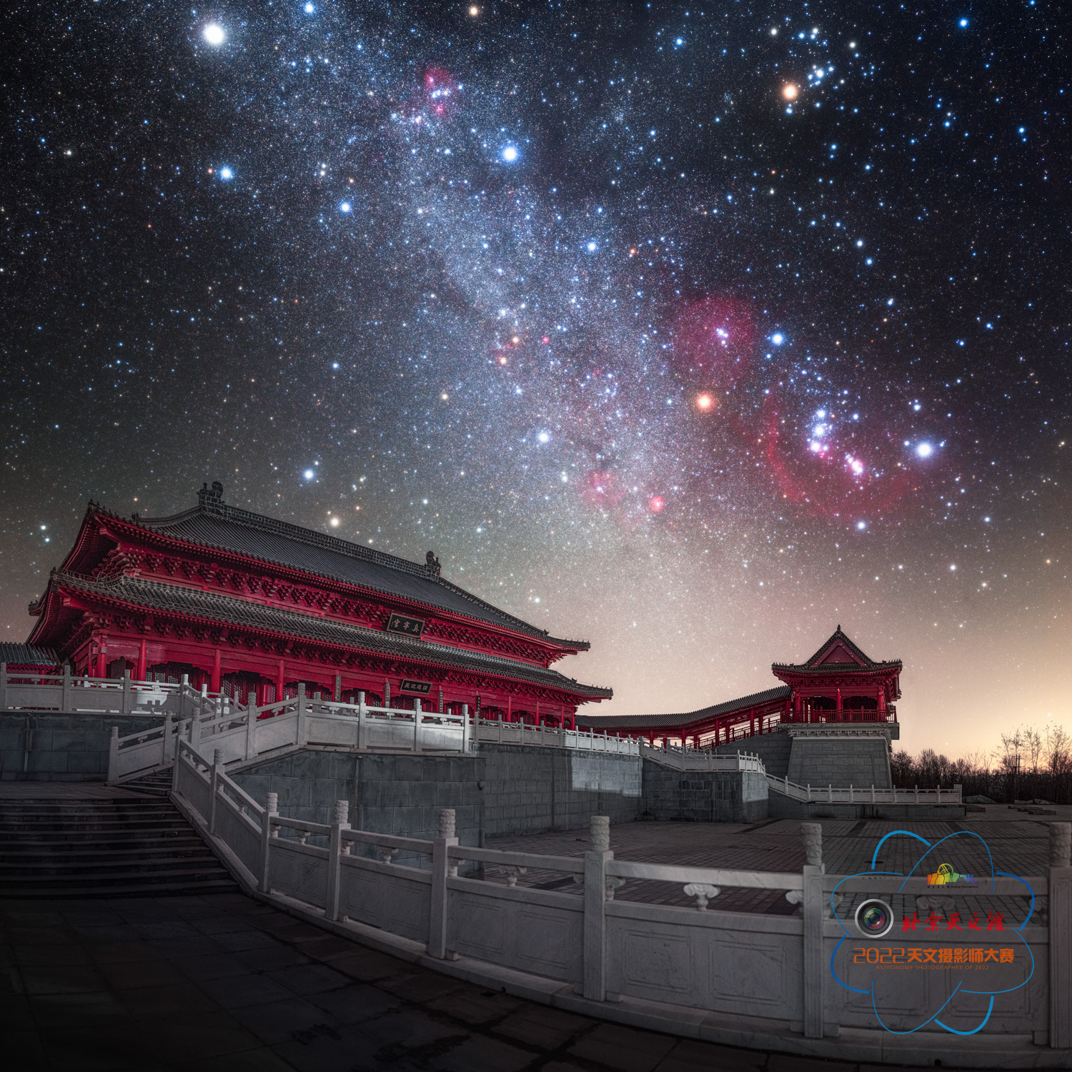1675841824384073227.jpg 3等奖-王添玮-城市星空-冬季银河、猎户座-宫殿与星空.jpg