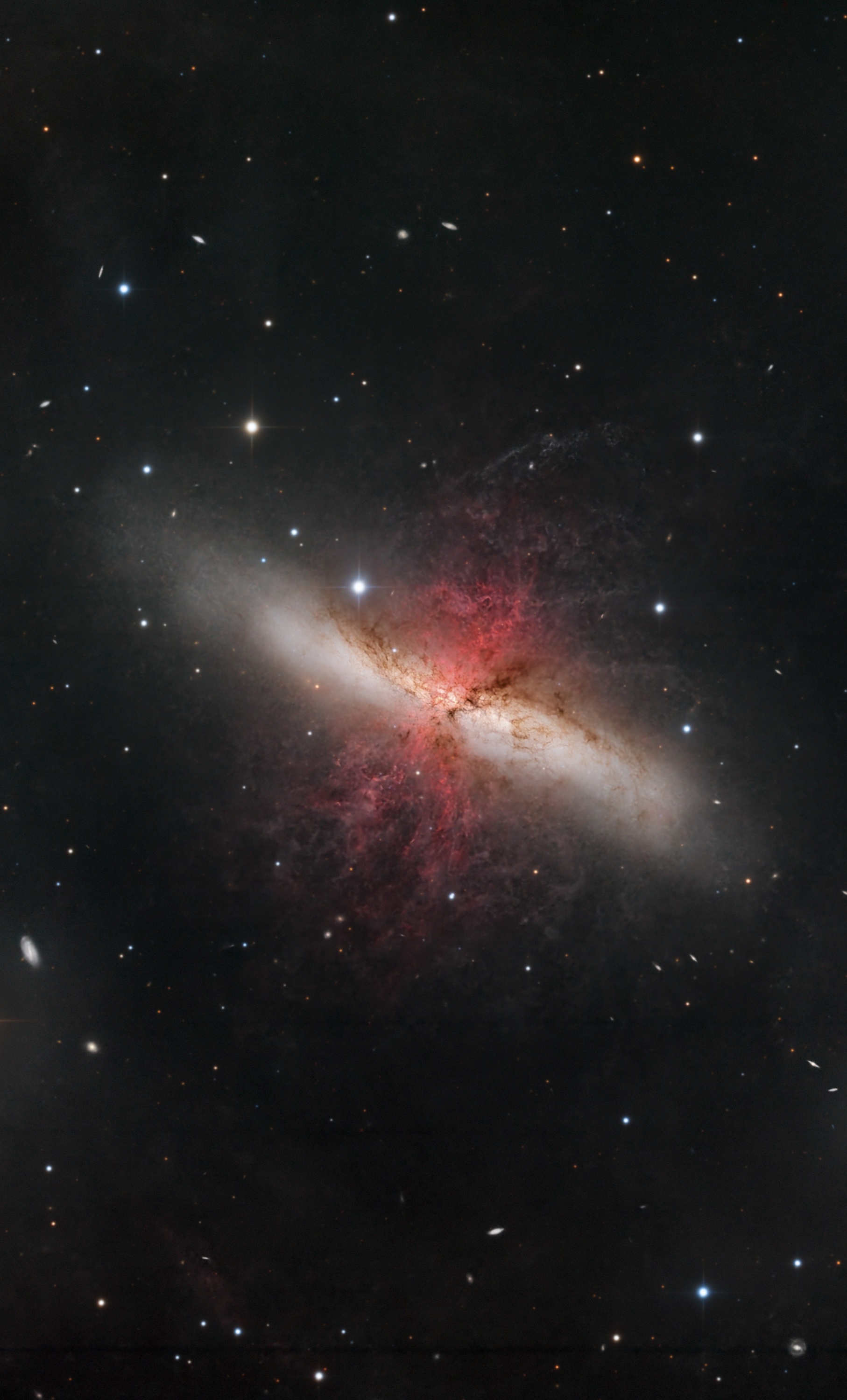 1712551096387088831.jpg 小俊、周鹏飞-M82雪茄星系(长边3000像素).jpg